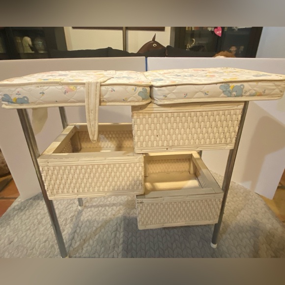 1960S VINTAGE WICKER DOLL CHANGING TABLE QUILTED TOP BY BADGER BASKET - Picture 3 of 9